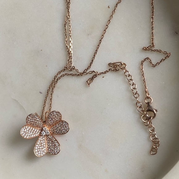 𝅺rose gold plated micropavé flower necklace - Picture 6 of 11
